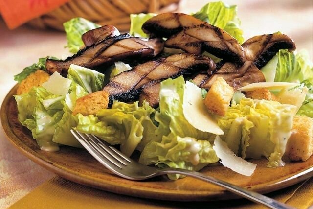 как приготовить салат цезарь с грибами