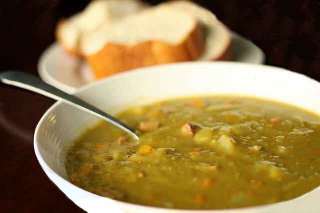 Как приготовить вкусный гороховый суп с копченостями?