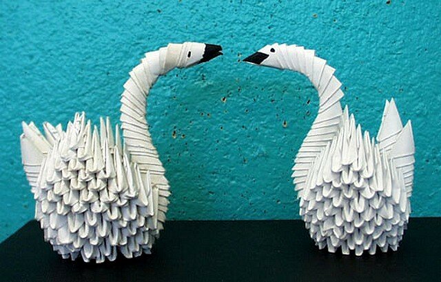 Искусство оригами: лебеди